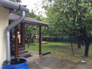 A bicajos bácsi házának udvara - részlet