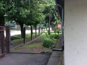 Bicajos bácsi háza - Van hely a kerítés és a ház között! :-)